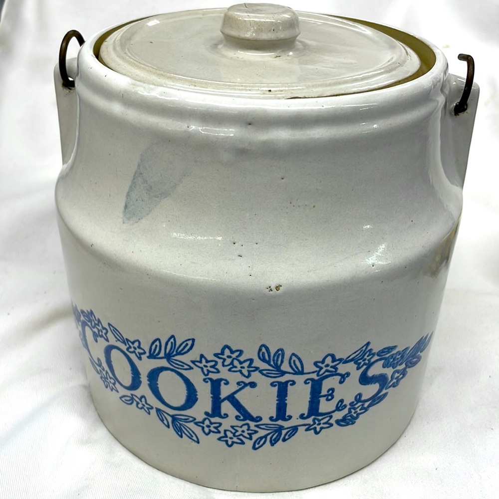 Vintage Ceramic large cookie jar made in USA sz7.5x7.5